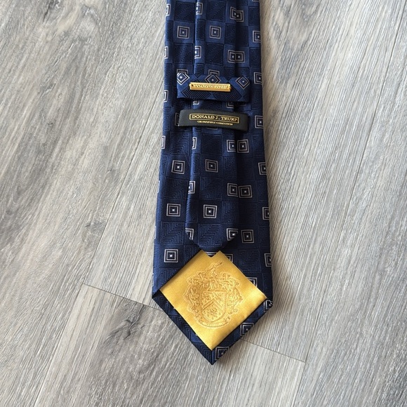 🏴 Donald Trump Elegant Navy Blue Patterned Tie - Picture 7 of 8